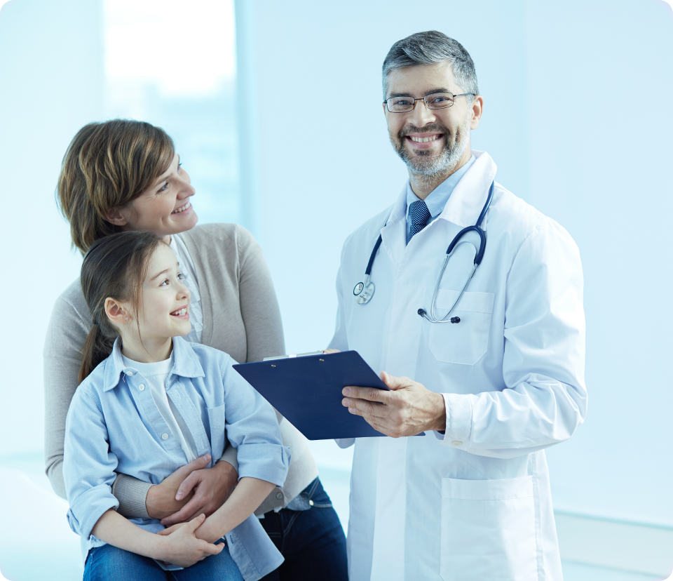 Doutor Feliz Segurando Prancheta com Pacientes